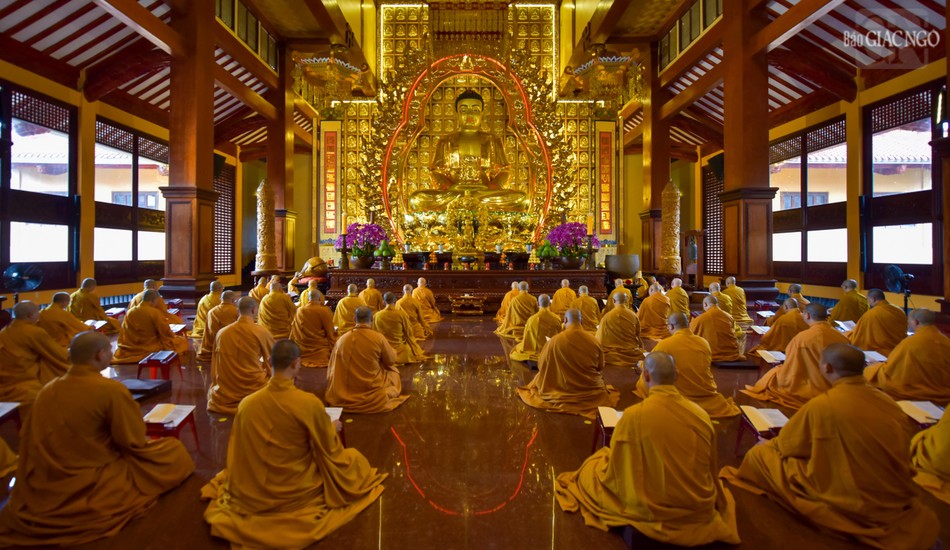 Chư Tăng thực hành thời khóa tụng kinh chiều tại chánh điện Việt Nam Quốc Tự Chư Tăng thực hành thời khóa tụng kinh chiều tại chánh điện Việt Nam Quốc Tự