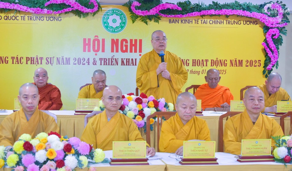 Trưởng lão Hòa thượng Thích Thanh Nhiễu ban đạo từ