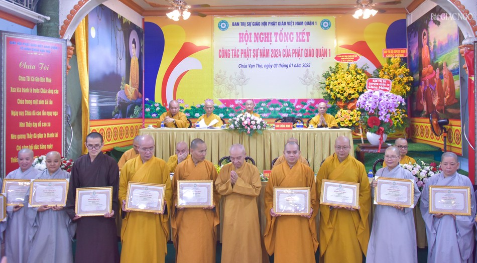 Hòa thượng Thích Nhựt Hỷ trao Bằng công đức đến tập thể, cá nhân Ban Trị sự GHPGVN Q.1 Hòa thượng Thích Nhựt Hỷ trao Bằng công đức đến tập thể, cá nhân Ban Trị sự GHPGVN Q.1