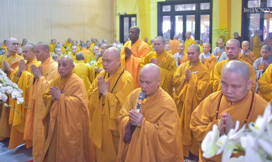 Thượng tọa Thích Giác Dũng đại diện tứ chúng tổ đình Vĩnh Nghiêm tác bạch cúng dường Thượng tọa Thích Giác Dũng đại diện tứ chúng tổ đình Vĩnh Nghiêm tác bạch cúng dường