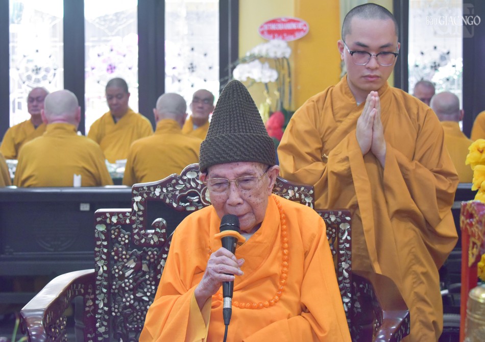 Trưởng lão Hòa thượng Thích Đức Nghiệp chứng minh buổi lễ chính thức Trưởng lão Hòa thượng Thích Đức Nghiệp chứng minh buổi lễ chính thức