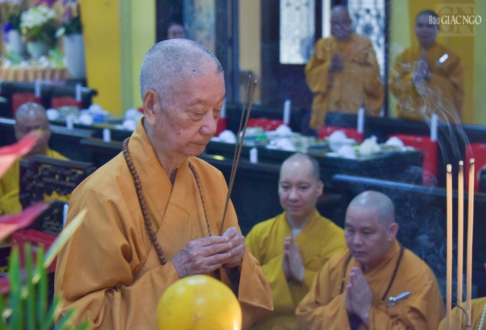 Đại lão Hòa thượng Thích Trí Quảng thắp hương tưởng niệm Trưởng lão Hòa thượng Thích Thanh Kiểm Đại lão Hòa thượng Thích Trí Quảng thắp hương tưởng niệm Trưởng lão Hòa thượng Thích Thanh Kiểm