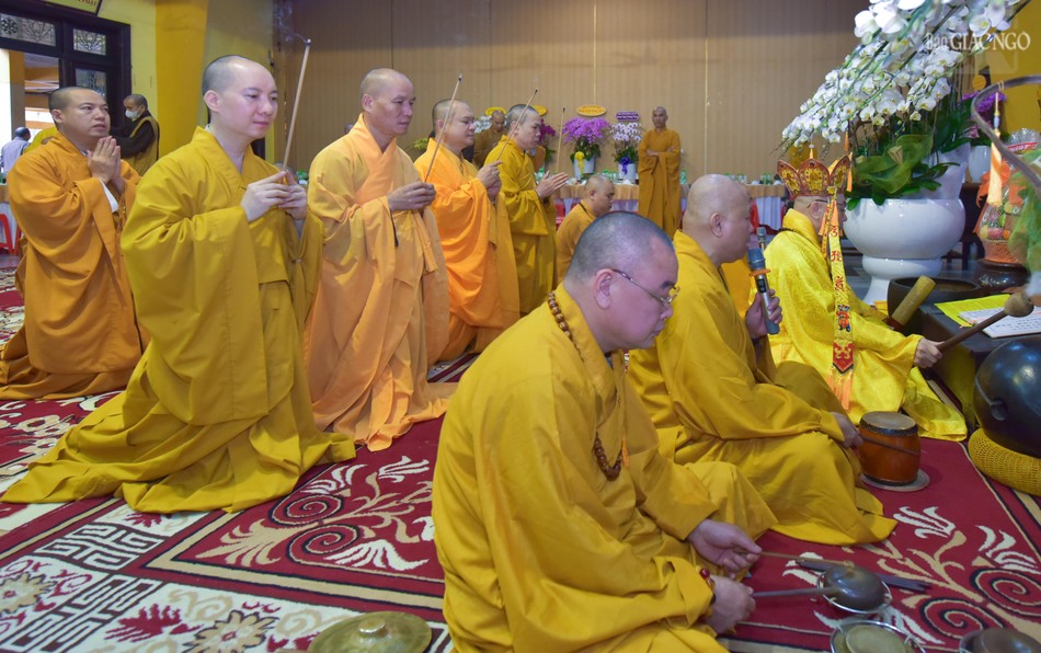 Môn phong tổ đình Vĩnh Nghiêm cử hành nghi thức cúng Tổ, cung tiến Giác linh Hòa thượng Thích Thanh Kiểm tại tổ đường Môn phong tổ đình Vĩnh Nghiêm cử hành nghi thức cúng Tổ, cung tiến Giác linh Hòa thượng Thích Thanh Kiểm tại tổ đường