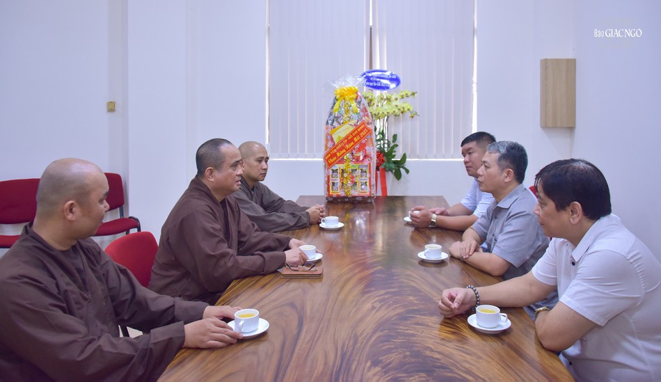 Thượng tọa Thích Tâm Hải, Tổng Biên tập Báo Giác Ngộ thân mật tiếp đoàn Ban Tôn giáo TP.HCM Thượng tọa Thích Tâm Hải, Tổng Biên tập Báo Giác Ngộ thân mật tiếp đoàn Ban Tôn giáo TP.HCM