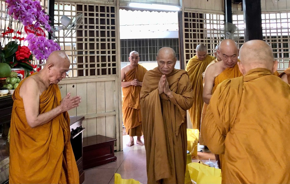 Trưởng lão Hòa thượng Giác Giới cùng chư vị giáo phẩm Hệ phái Khất sĩ, Giáo đoàn I tham dự tưởng niệm theo truyền thống của hệ phái Trưởng lão Hòa thượng Giác Giới cùng chư vị giáo phẩm Hệ phái Khất sĩ, Giáo đoàn I tham dự tưởng niệm theo truyền thống của hệ phái