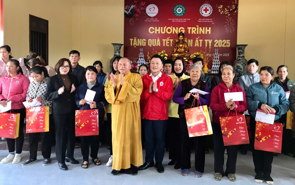 Trao tặng các phần quà đến người dân Trao tặng các phần quà đến người dân