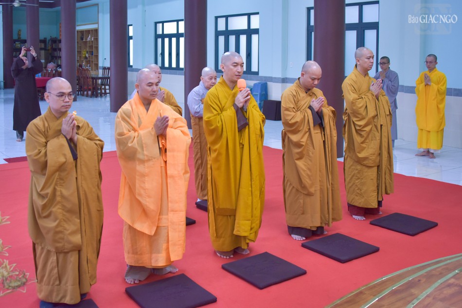 Thượng toạ Thích Hoằng Ninh dâng lời tác bạch chúc Tết đến chư vị Hòa thượng Chứng minh Ban Trị sự Phật giáo Q.7 Thượng toạ Thích Hoằng Ninh dâng lời tác bạch chúc Tết đến chư vị Hòa thượng Chứng minh Ban Trị sự Phật giáo Q.7