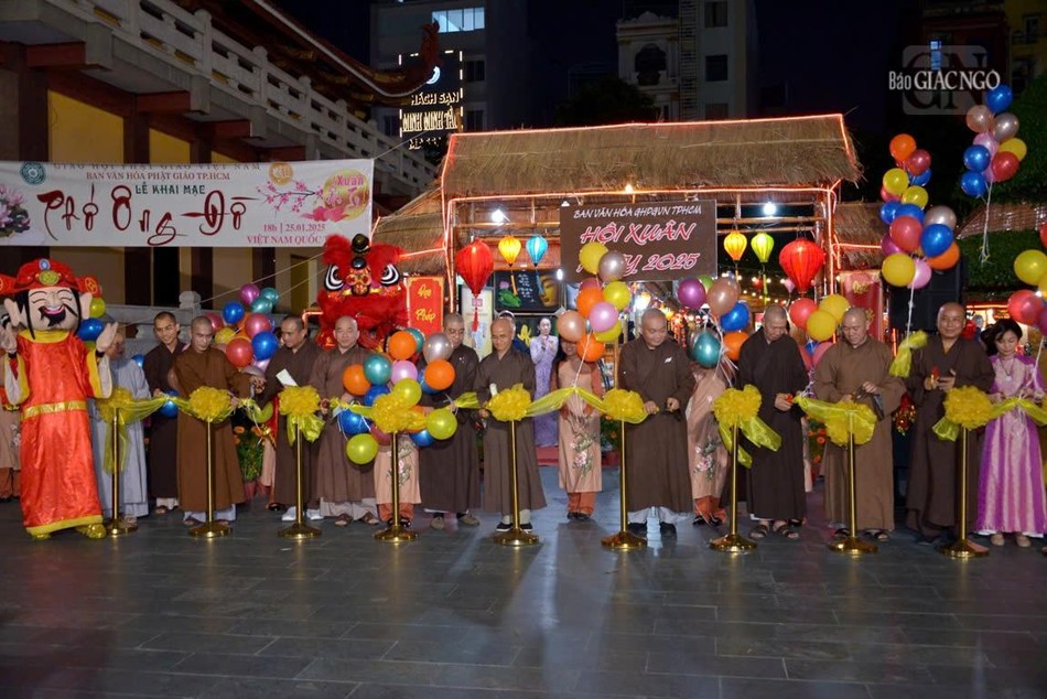 Cắt băng khai mạc