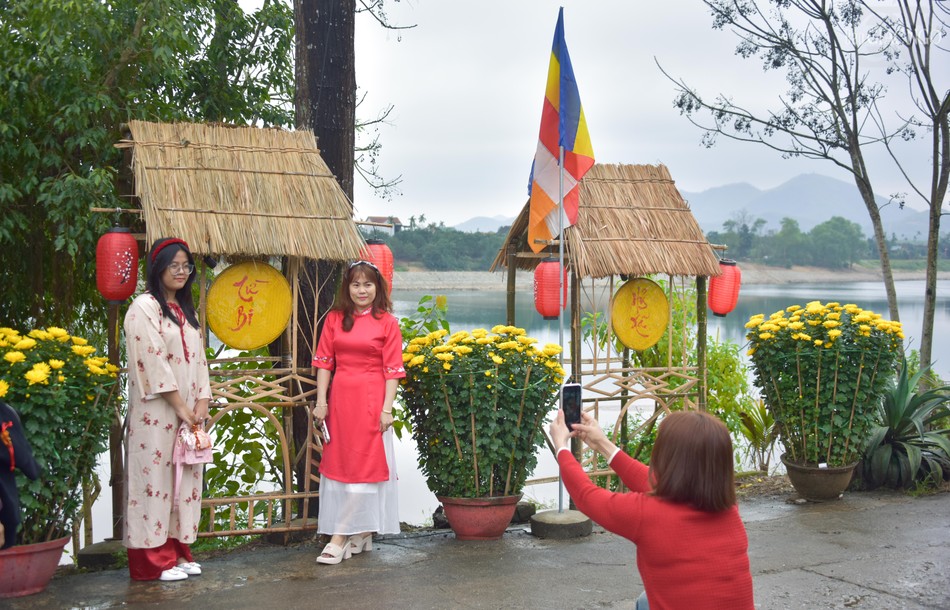 Chụp ảnh bên những tiểu cảnh do chùa thiết kế