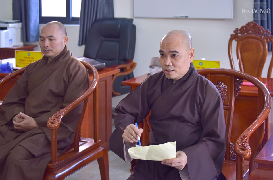 Đại đức Thích Minh Lộc trình bày kế hoạch cho các hoạt động Phật sự sắp tới của Ban Trị sự Phật giáo Q.7 Đại đức Thích Minh Lộc trình bày kế hoạch cho các hoạt động Phật sự sắp tới của Ban Trị sự Phật giáo Q.7