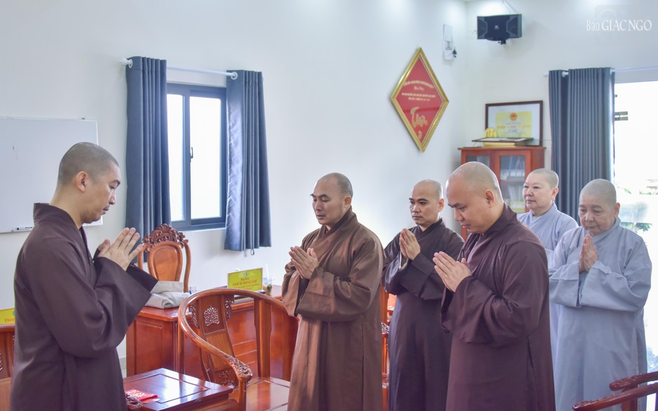 Các thành viên Thường trực Ban Trị sự Phật giáo Q.7 khánh tuế Thượng tọa Trưởng ban Các thành viên Thường trực Ban Trị sự Phật giáo Q.7 khánh tuế Thượng tọa Trưởng ban