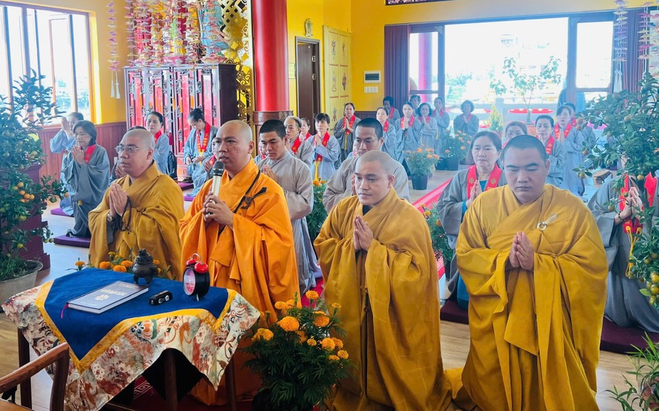 Chư Tăng, Phật tử thực hiện nghi thức cầu an đầu Xuân Ất Tỵ theo truyền thống Phật giáo Chư Tăng, Phật tử thực hiện nghi thức cầu an đầu Xuân Ất Tỵ theo truyền thống Phật giáo