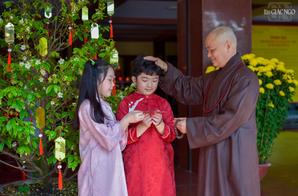 Đi chùa đầu năm không chỉ lễ Phật, cầu an mà các em nhỏ còn được các Thầy lì xì &quot;lộc Phật&quot; may mắn, bình an