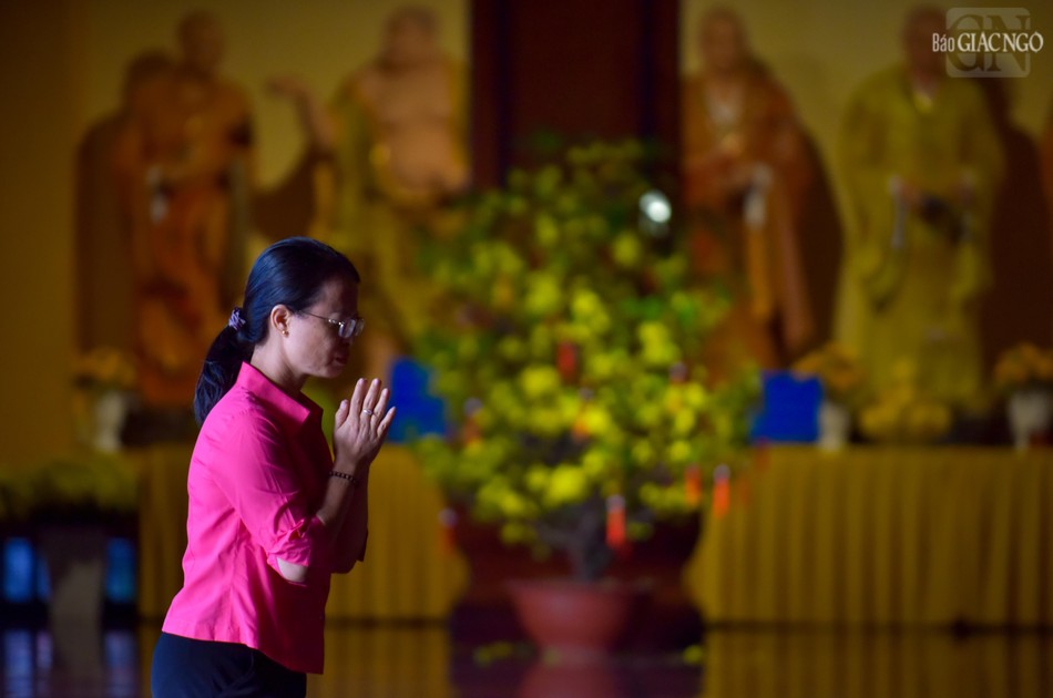 Một Phật tử chí thành cầu nguyện trước Đức Phật tại chánh điện Việt Nam Quốc Tự