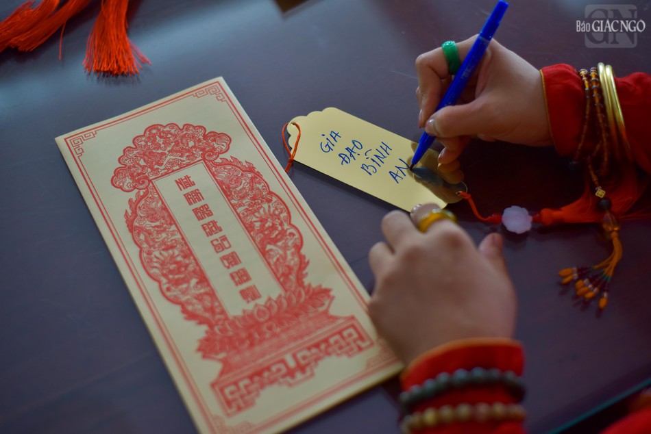 Ai cũng mang theo tâm nguyện cầu cho gia đạo luôn được bình an trong năm mới