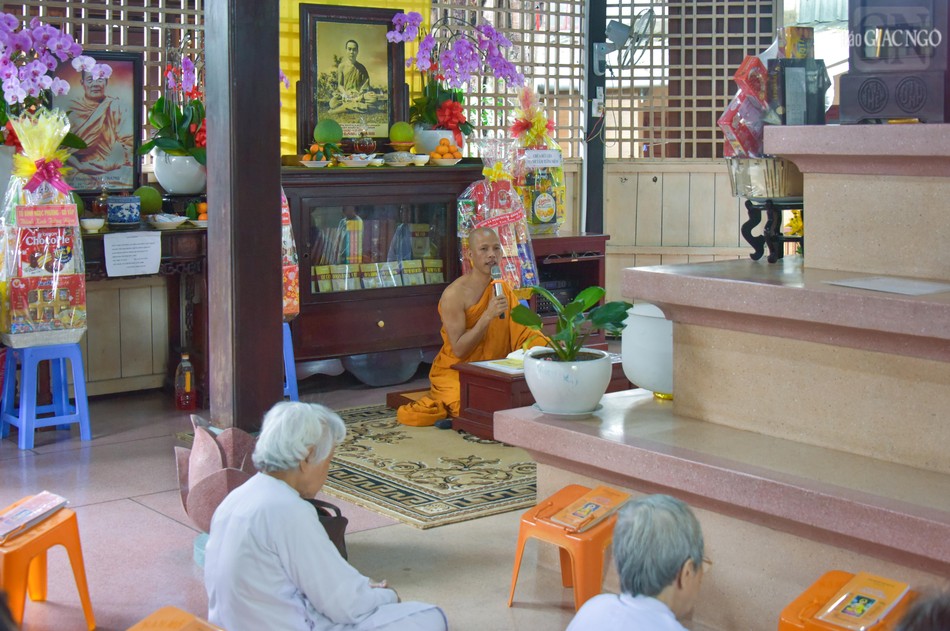 Chư Tăng thuyết pháp theo truyền thống của hệ phái Khất sĩ trong ngày cúng hội (ngày rằm hàng tháng)