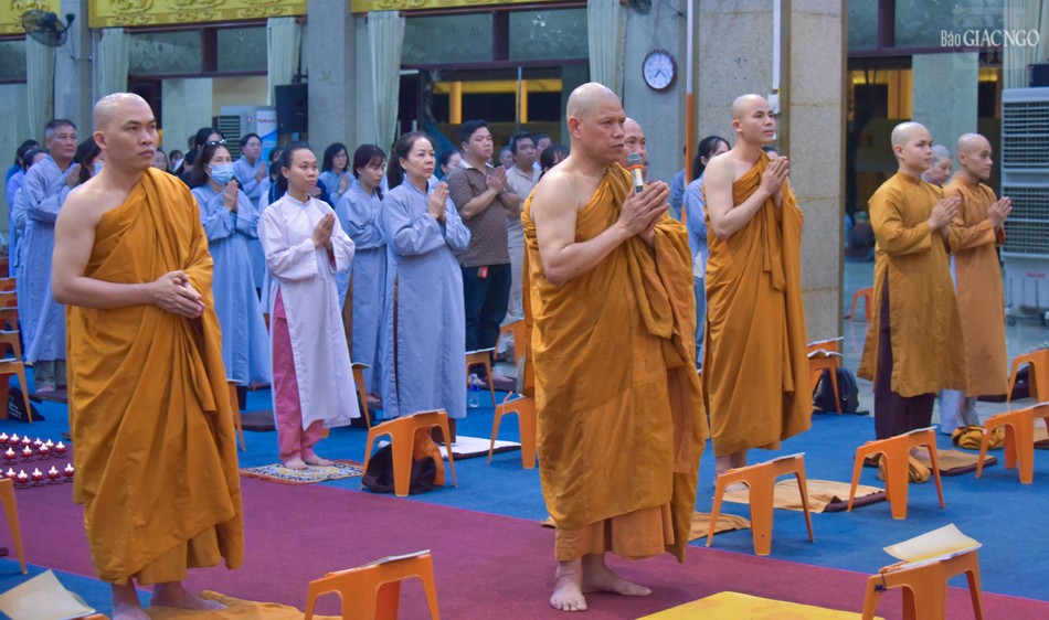 Chư Tăng hướng dẫn mọi người lễ Phật, thực hiện nghi thức tâm linh của người con Phật