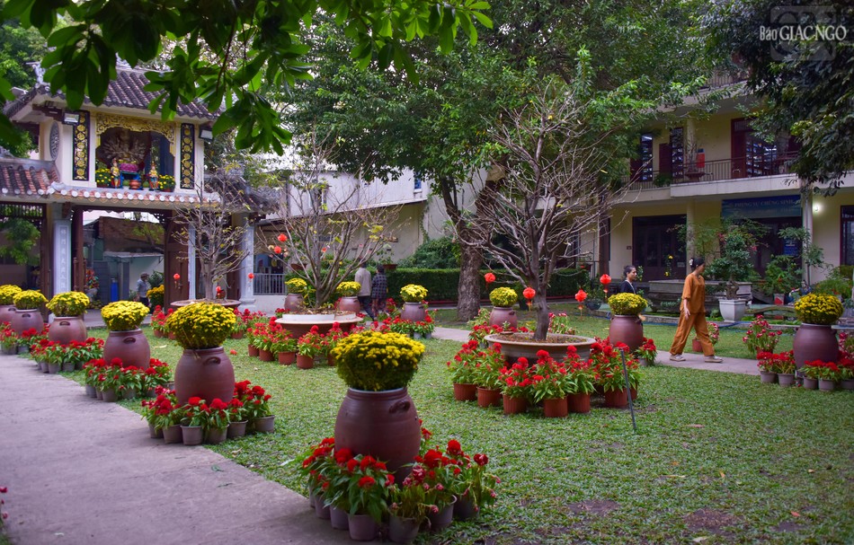 Cảnh vật ở đây được thiết trí mang đậm nét thiền môn xứ Huế, tạo cảm giác yên bình