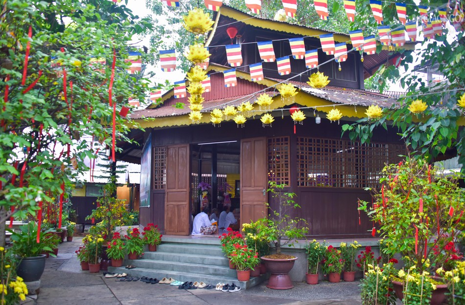 Tịnh xá Ngọc Chánh (Q.Bình Thạnh) - ngôi tịnh xá Khất sĩ đầu tiên tại Sài Gòn – Gia Định do Tổ sư Minh Đăng Quang thành lập năm 1953 cũng là nơi mà Phật tử đến lễ Phật trong ngày rằm tháng Giêng