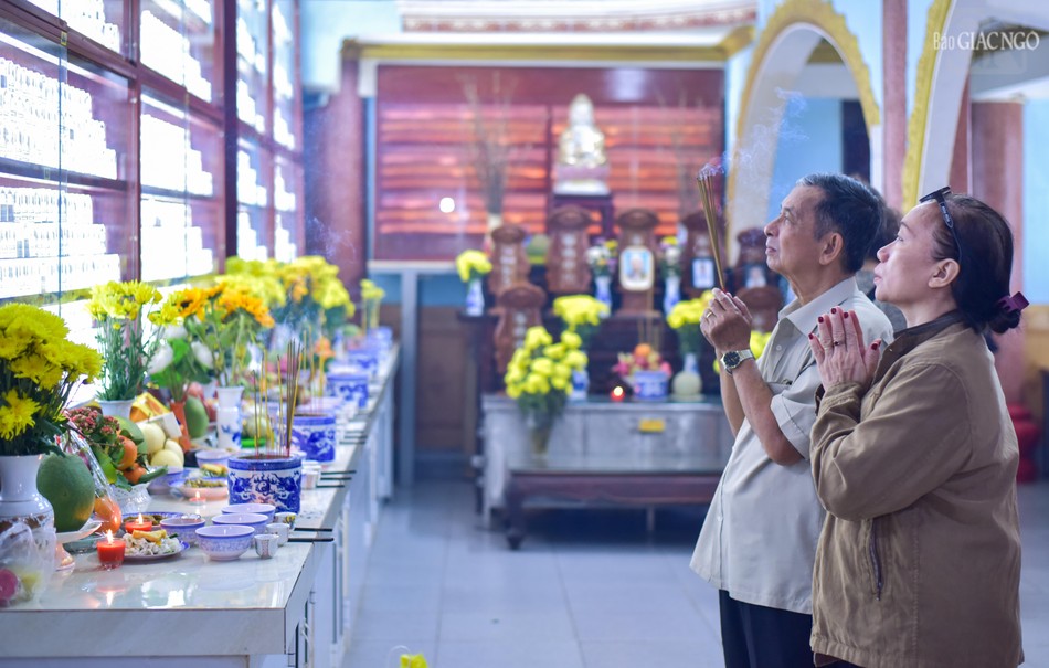 Đây cũng là dịp mà Phật tử về chùa để thắp hương cho thân nhân của mình đang gửi tro cốt tại chùa...