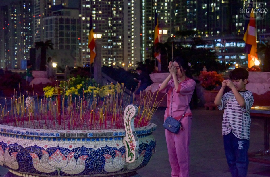 ...cũng như thắp hương lễ Phật, nghe pháp, tụng kinh...