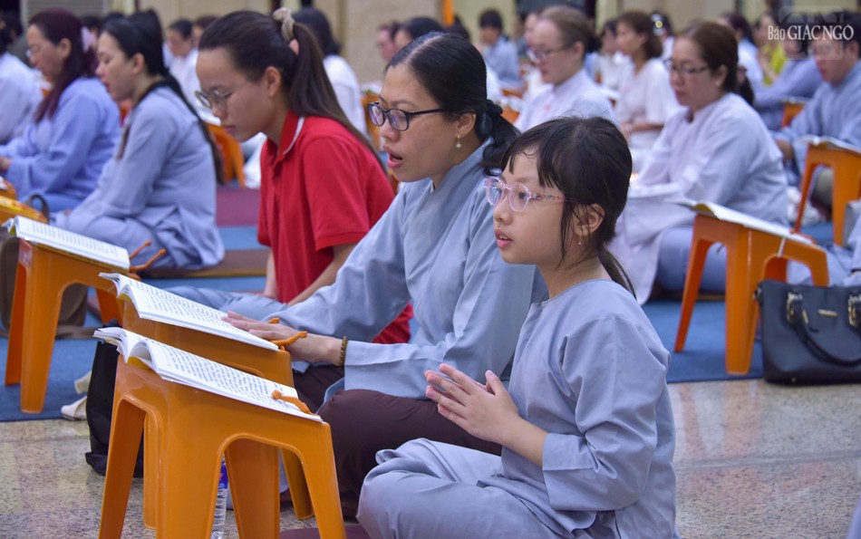 Nhiều em bé được cha mẹ hướng dẫn đi chùa tụng kinh từ nhỏ để tạo thành một thói quen thiện lành cho các em