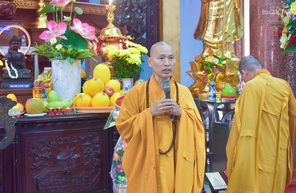 Thượng tọa Thích Minh Quang, Trưởng ban Trị sự GHPGVN Q.1, quyền trụ trì tổ đình Vạn Thọ hướng dẫn mọi người tham dự khóa lễ cầu an đầu năm để thành tựu phước lành
