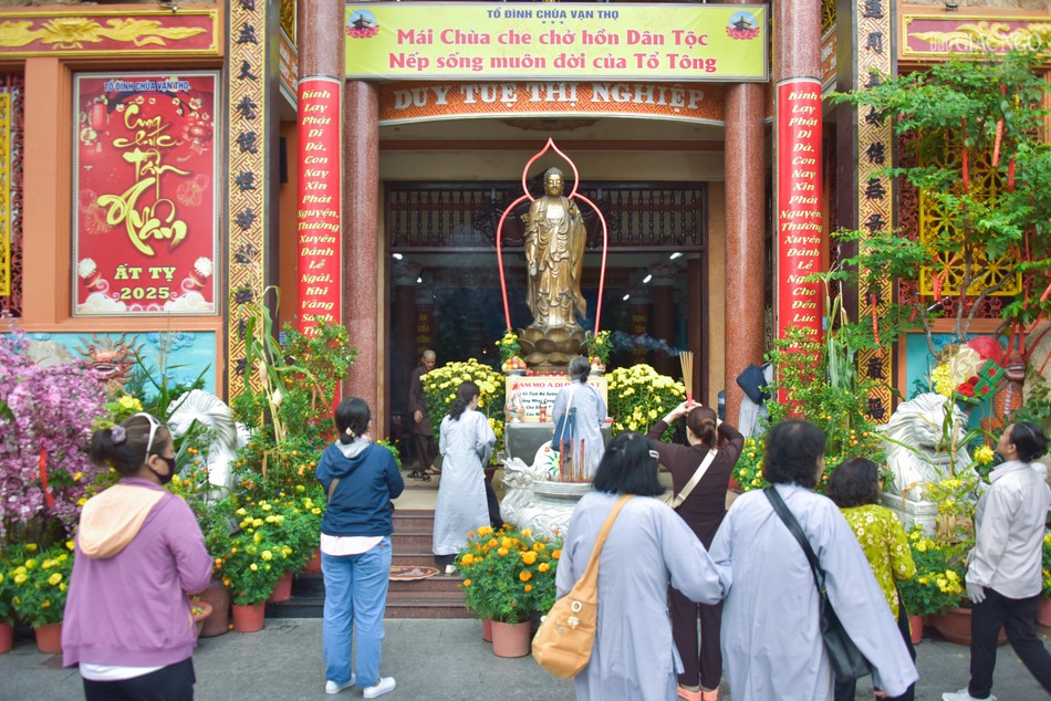 Sáng rằm tháng Giêng, rất đông Phật tử cũng tranh thủ thời gian ghé tổ đình Vạn Thọ (Q.1) để lễ Phật, cầu nguyện bình an