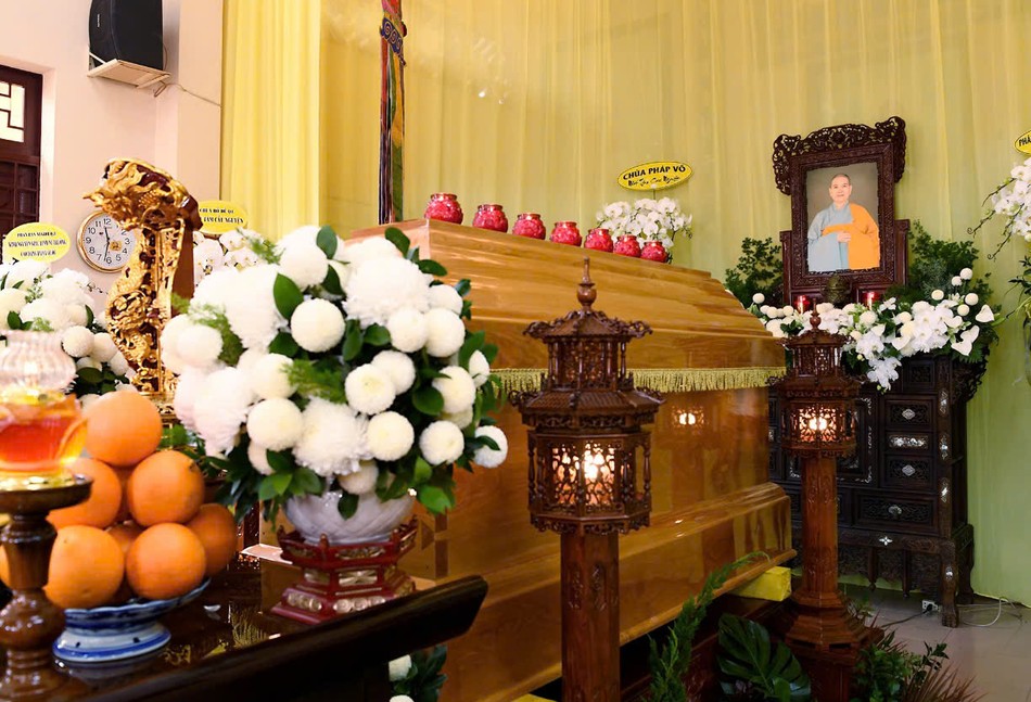 Kim quan Ni trưởng Thích nữ Lệ Thủy được an trí tại Giác linh đường chùa Thiên Ấn