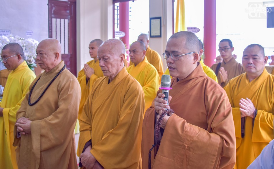 Thượng tọa Thích Đức Thông, Phó ban kiêm Chánh Thư ký Ban Trị sự Phật giáo H.Nhà Bè đại diện tri ân những đóng góp của Ni trưởng lúc còn sinh thời đối với sự phát triển của Phật giáo H.Nhà Bè