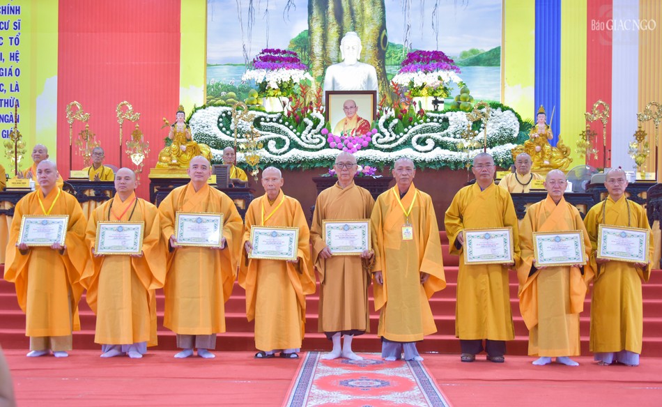 Ban Kiến đàn đã trao Bằng tuyên dương công đức, niệm ân Hội đồng Thập sư Tăng