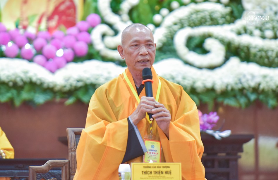 Trưởng lão Hòa thượng Thích Thiện Huệ ban đạo từ chứng minh