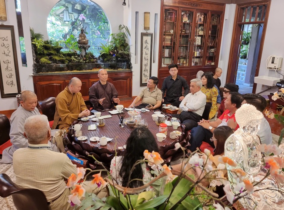 Thượng Thích Trí Chơn chủ trì phiên họp