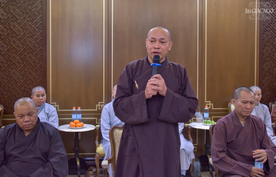 Thượng tọa Thích Trung Sơn báo cáo công tác chuẩn bị của Ban Hậu cần Đại lễ Vesak Liên Hiệp Quốc 2025