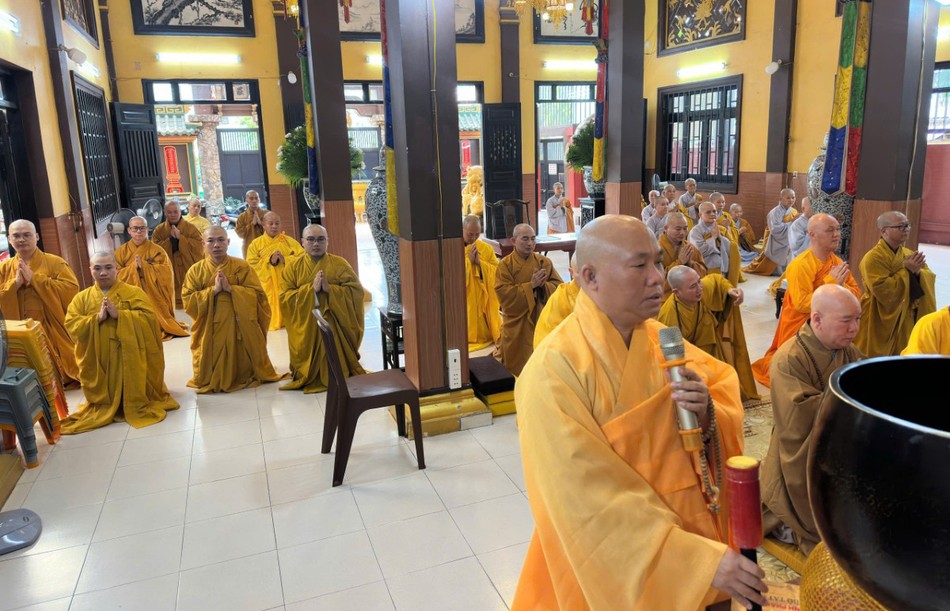 Chư tôn đức Tăng Ni đảnh lễ Tam bảo, thực hiện nghi thức sám hối Chư tôn đức Tăng Ni đảnh lễ Tam bảo, thực hiện nghi thức sám hối