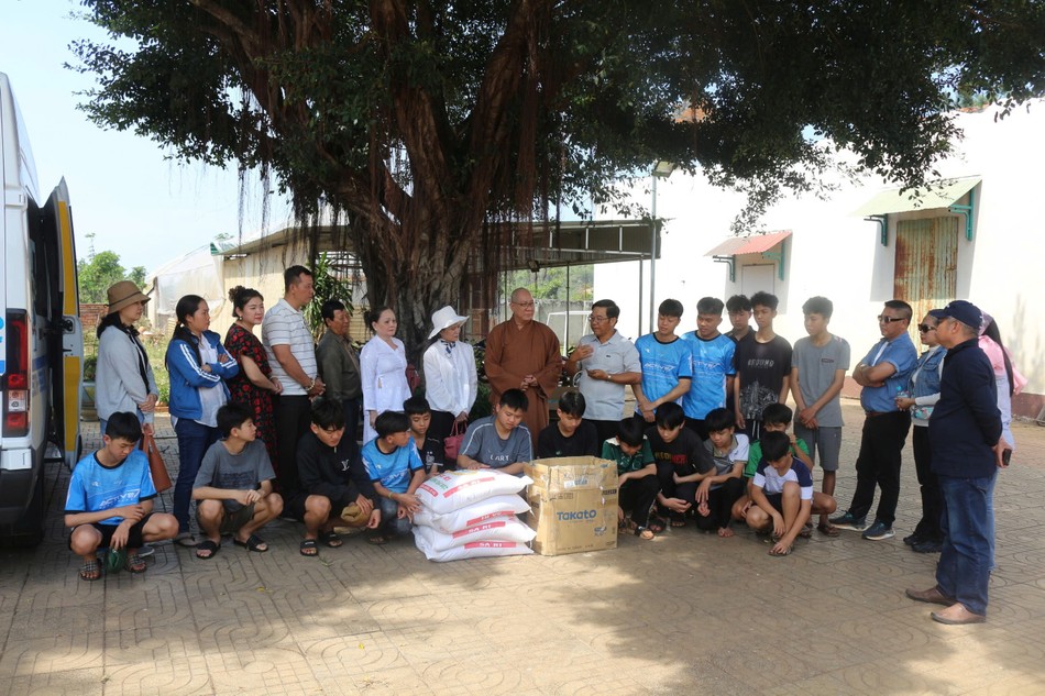 Thăm mái ấm Đăng Khoa (TP.Buôn Mê Thuột) Thăm mái ấm Đăng Khoa (TP.Buôn Mê Thuột)
