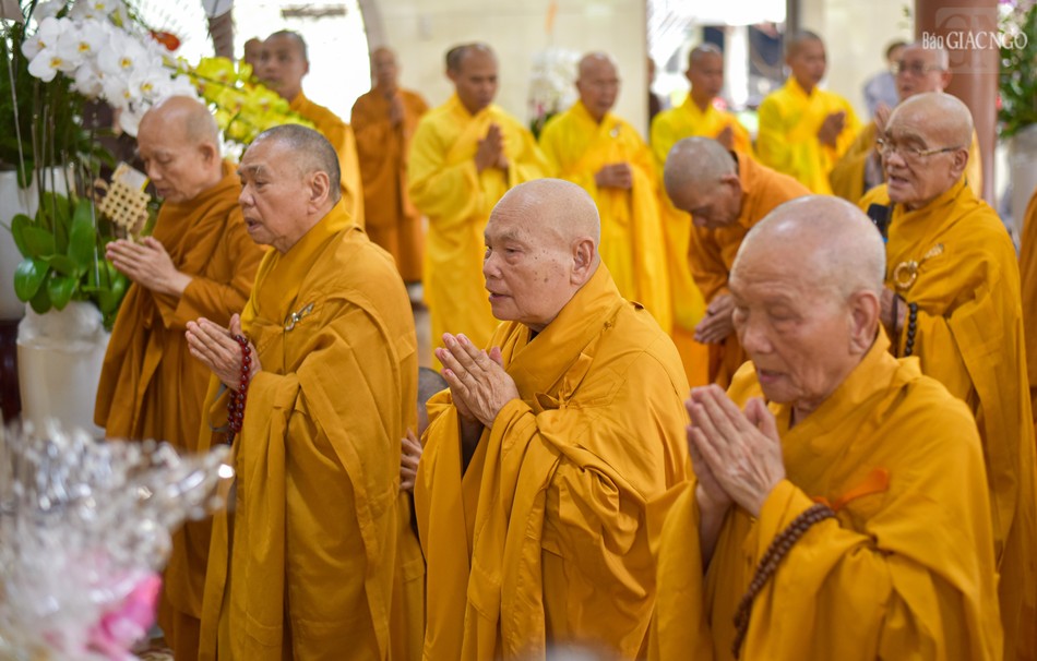 Trưởng lão Hòa thượng Thích Thiện Nhơn cùng chư tôn đức Hội đồng Chứng minh, Hội đồng Trị sự thắp hương tưởng niệm Đại lão Hòa thượng Thích Trí Tịnh tại chùa Vạn Đức chiều 26-3