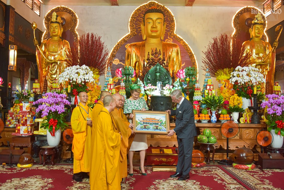 Thượng tọa Thích Thanh Phong cùng chư Tăng chùa Vĩnh Nghiêm tặng quà lưu niệm đến Nhà vua Vương quốc Bỉ Philippe cùng Hoàng hậu Mathilde Thượng tọa Thích Thanh Phong cùng chư Tăng chùa Vĩnh Nghiêm tặng quà lưu niệm đến Nhà vua Vương quốc Bỉ Philippe cùng Hoàng hậu Mathilde