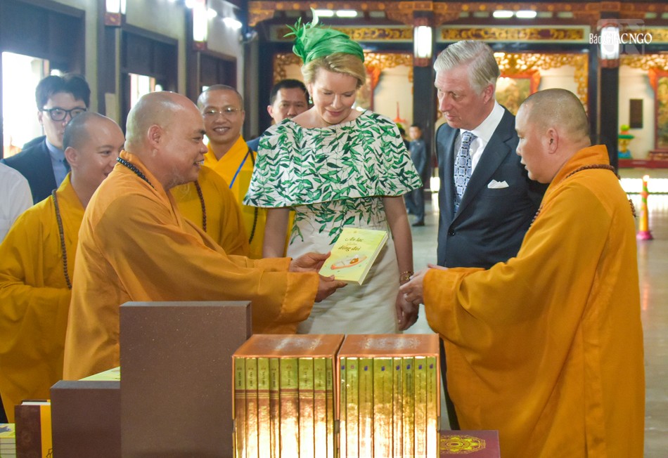 Thượng tọa Thích Thanh Phong tặng sách đến Nhà vua và Hoàng hậu Thượng tọa Thích Thanh Phong tặng sách đến Nhà vua và Hoàng hậu