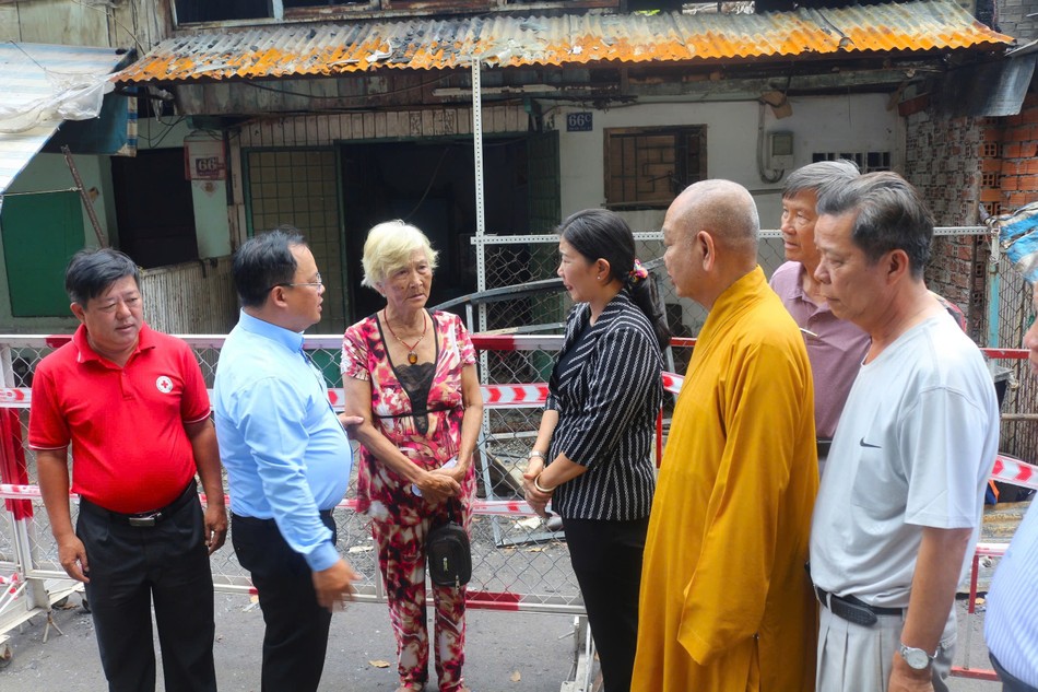 Thăm hỏi gia đình nạn nhân Thăm hỏi gia đình nạn nhân