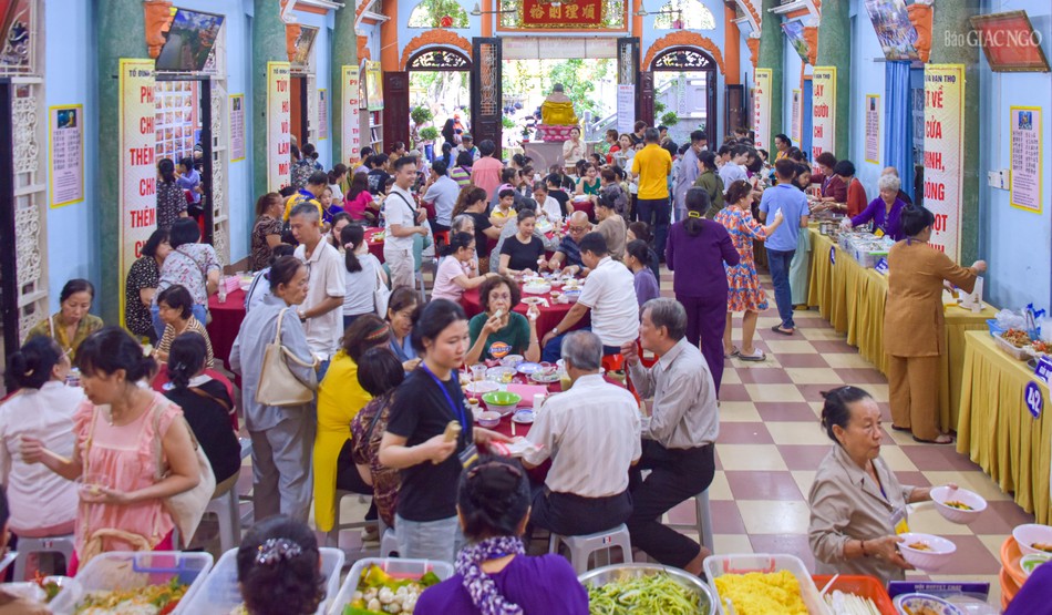 Người dân thưởng thức các món chay Người dân thưởng thức các món chay