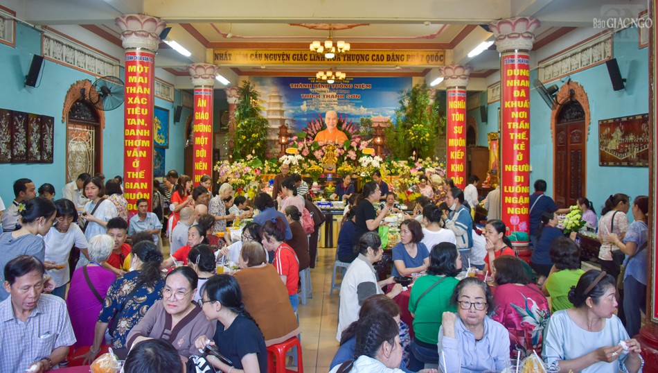 Hơn 1.200 người dân, Phật tử tham dự Hội buffet chay tại tổ đình Vạn Thọ Hơn 1.200 người dân, Phật tử tham dự Hội buffet chay tại tổ đình Vạn Thọ