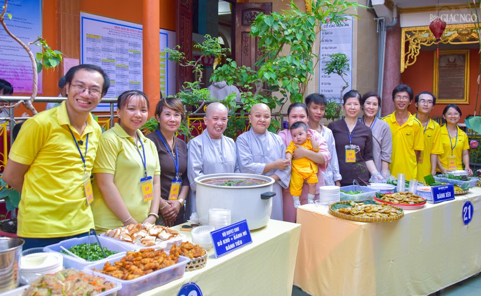 Chư Ni và Phật tử tham dự Hội buffet chay Chư Ni và Phật tử tham dự Hội buffet chay