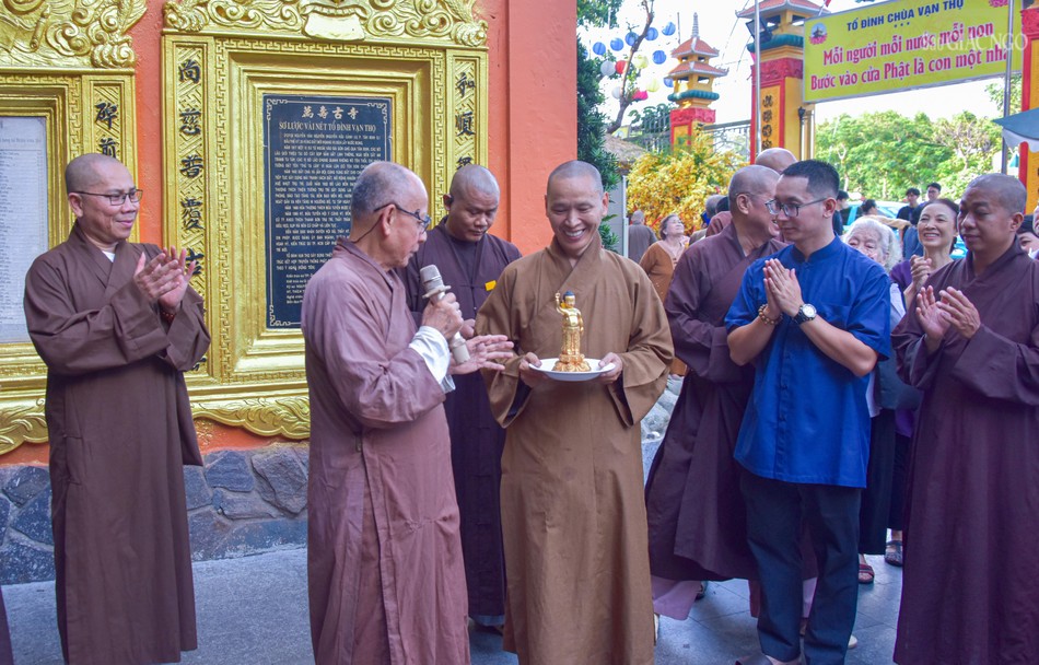 Hòa thượng Thích Huyền Diệu (Ấn Độ) tham dự và trao tặng quà lưu niệm đến Ban Tổ chức Hòa thượng Thích Huyền Diệu (Ấn Độ) tham dự và trao tặng quà lưu niệm đến Ban Tổ chức