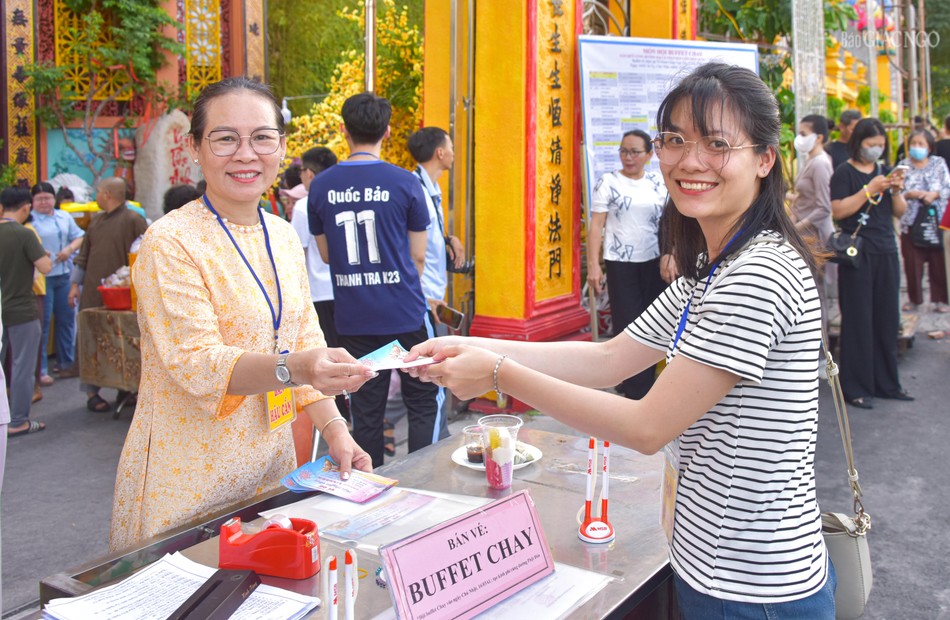 Rất nhiều bạn trẻ tham dự buffet chay Rất nhiều bạn trẻ tham dự buffet chay