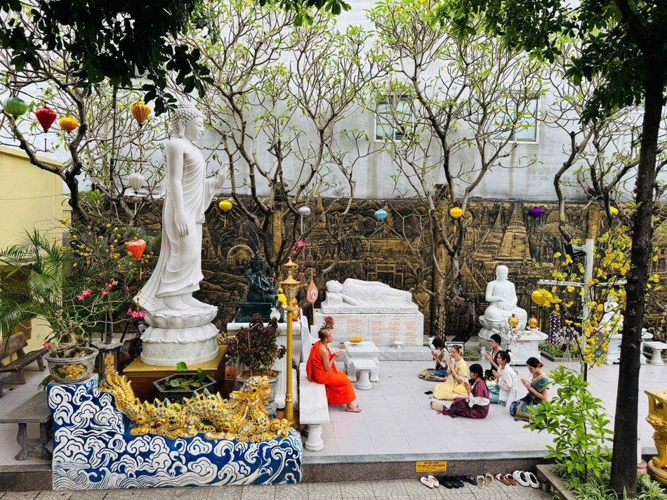 Nhiều sinh viên Lào về chùa nghe pháp dịp Tết Bunpimay