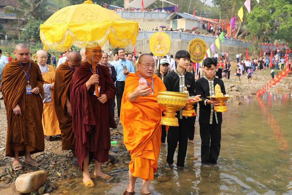 Hòa thượng Thích Bửu Chánh chủ trì nghi thức tâm linh trước khi bắt đầu Lễ té nước (Bun Huột Nặm)