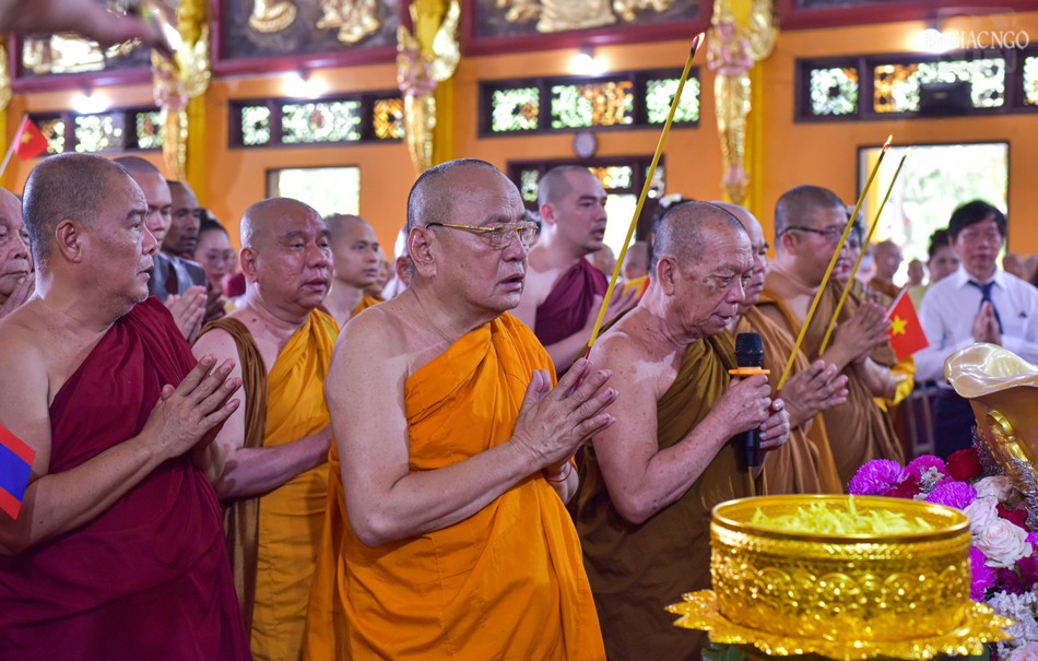 Hòa thượng Thích Bửu Chánh, Ủy viên Thư ký Hội đồng Trị sự, Phó Thường trực Ban Trị sự Phật giáo tỉnh Đồng Nai, trụ trì thiền viện Phước Sơn cùng chư Tăng hướng dẫn đại chúng thực hiện nghi thức dâng hương lễ Phật