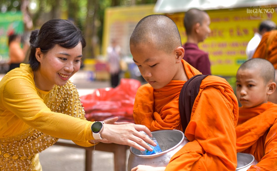 ...với mong muốn hồi hướng các phước lành mà mình tạo được cho người thân hiện tại cũng như đã qua đời