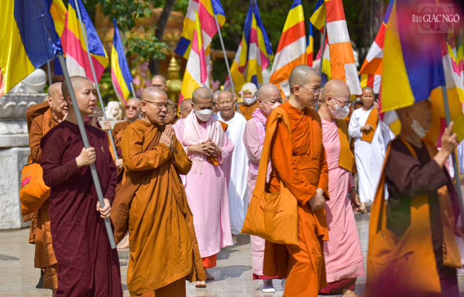 Đây là truyền thống của người con Phật cũng như thể hiện niềm tôn kính đối với Đức Thế Tôn